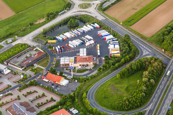 Vue aérienne de Aire de service d'autoroute Euro Rastpark Werneck sur le BAB 70 à le quartier Schnackenwerth in Werneck dans le département Bavière, Allemagne
