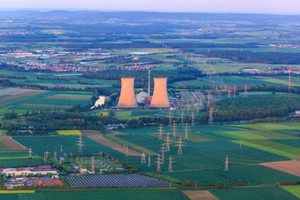 Vue aérienne de Preussenelektra GmbH — Centrale nucléaire Grafenrheinfeld sur le Main au coucher du soleil à Grafenrheinfeld dans le département Bavière, Allemagne