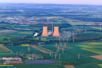 Vue aérienne de Preussenelektra GmbH — Centrale nucléaire Grafenrheinfeld sur le Main au coucher du soleil à Grafenrheinfeld dans le département Bavière, Allemagne