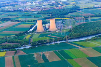 Vue oblique de Preussenelektra GmbH — Centrale nucléaire Grafenrheinfeld sur le Main au coucher du soleil à Grafenrheinfeld dans le département Bavière, Allemagne