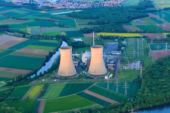 Preussenelektra GmbH — Centrale nucléaire Grafenrheinfeld sur le Main au coucher du soleil à Grafenrheinfeld dans le département Bavière, Allemagne d'en haut