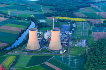 Preussenelektra GmbH — Centrale nucléaire Grafenrheinfeld sur le Main au coucher du soleil à Grafenrheinfeld dans le département Bavière, Allemagne hors des airs