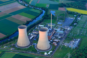 Preussenelektra GmbH — Centrale nucléaire Grafenrheinfeld sur le Main au coucher du soleil à Grafenrheinfeld dans le département Bavière, Allemagne vue d'en haut