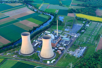 Preussenelektra GmbH — Centrale nucléaire Grafenrheinfeld sur le Main au coucher du soleil à Grafenrheinfeld dans le département Bavière, Allemagne depuis l'avion