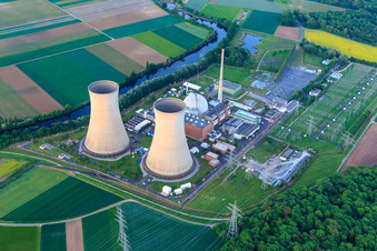 Vue d'oiseau de Preussenelektra GmbH — Centrale nucléaire Grafenrheinfeld sur le Main au coucher du soleil à Grafenrheinfeld dans le département Bavière, Allemagne