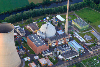 Vue aérienne de Tours de refroidissement et dôme du réacteur de la centrale nucléaire Grafenrheinfeld de Preussenelektra GmbH au coucher du soleil à Grafenrheinfeld dans le département Bavière, Allemagne