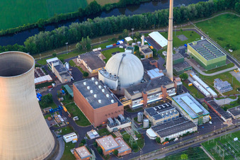 Vue aérienne de Tours de refroidissement et dôme du réacteur de la centrale nucléaire Grafenrheinfeld de Preussenelektra GmbH au coucher du soleil à Grafenrheinfeld dans le département Bavière, Allemagne
