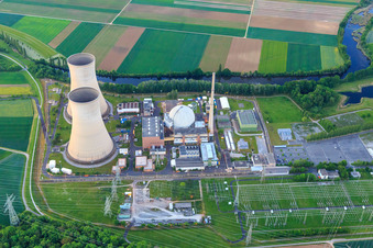 Vue aérienne de Vue d'ensemble de la centrale nucléaire Grafenrheinfeld de Preussenelektra GmbH sur les rives du Main au coucher du soleil à Grafenrheinfeld dans le département Bavière, Allemagne