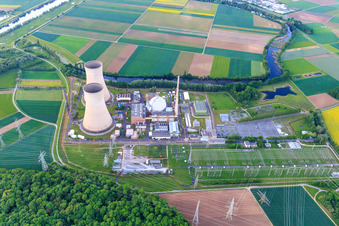 Vue aérienne de Vue d'ensemble de la centrale nucléaire Grafenrheinfeld de Preussenelektra GmbH sur les rives du Main au coucher du soleil à Grafenrheinfeld dans le département Bavière, Allemagne