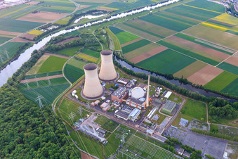 Vue oblique de Vue d'ensemble de la centrale nucléaire Grafenrheinfeld de Preussenelektra GmbH sur les rives du Main au coucher du soleil à Grafenrheinfeld dans le département Bavière, Allemagne