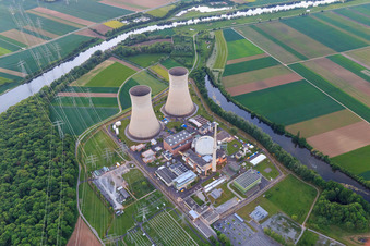 Vue d'ensemble de la centrale nucléaire Grafenrheinfeld de Preussenelektra GmbH sur les rives du Main au coucher du soleil à Grafenrheinfeld dans le département Bavière, Allemagne d'en haut