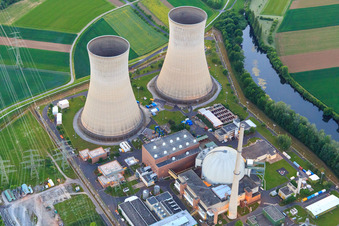 Vue oblique de Tours de refroidissement et dôme du réacteur de la centrale nucléaire Grafenrheinfeld de Preussenelektra GmbH au coucher du soleil à Grafenrheinfeld dans le département Bavière, Allemagne