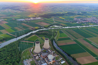 Vue aérienne de Preussenelektra GmbH — Centrale nucléaire Grafenrheinfeld au coucher du soleil à Grafenrheinfeld dans le département Bavière, Allemagne