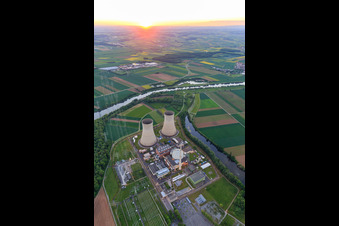 Tours de refroidissement et dôme du réacteur de la centrale nucléaire Grafenrheinfeld de Preussenelektra GmbH au coucher du soleil à Grafenrheinfeld dans le département Bavière, Allemagne d'en haut