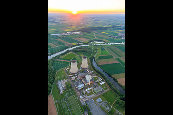 Tours de refroidissement et dôme du réacteur de la centrale nucléaire Grafenrheinfeld de Preussenelektra GmbH au coucher du soleil à Grafenrheinfeld dans le département Bavière, Allemagne hors des airs