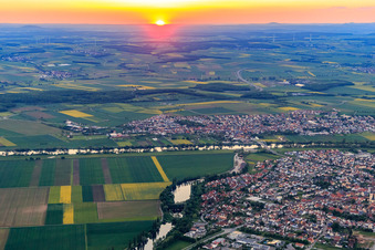 Vue aérienne de Coucher de soleil sur le Main et le Taschsee à Grafenrheinfeld dans le département Bavière, Allemagne