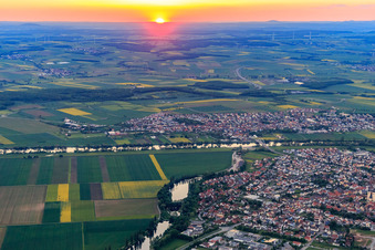 Vue aérienne de Coucher de soleil sur le Main et le Taschsee à Bergrheinfeld dans le département Bavière, Allemagne