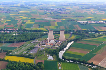 Vue aérienne de Tours de refroidissement et dôme du réacteur de la centrale nucléaire Grafenrheinfeld de Preussenelektra GmbH sur les rives du Main à Grafenrheinfeld dans le département Bavière, Allemagne