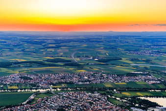 Vue aérienne de Coucher de soleil sur le Main à Grafenrheinfeld dans le département Bavière, Allemagne