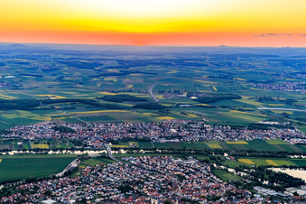 Vue aérienne de Coucher de soleil sur le Main à Bergrheinfeld dans le département Bavière, Allemagne
