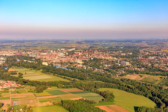 Vue aérienne de Vue de la ville depuis l'est à travers le Main avec l'hôpital Leopoldina de la ville Schweinfurt GmbH à Schweinfurt dans le département Bavière, Allemagne