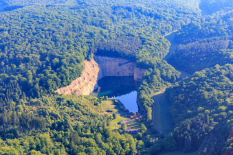 Vue aérienne de Ancienne carrière et lac de carrière Schonungen à le quartier Löffelsterz in Schonungen dans le département Bavière, Allemagne
