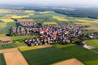 Vue aérienne de Du sud-est à le quartier Hesselbach in Üchtelhausen dans le département Bavière, Allemagne