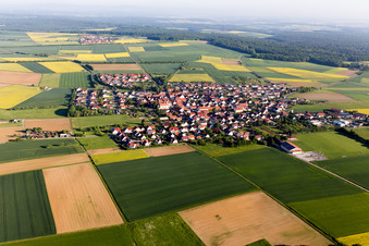 Vue aérienne de Du sud-est à le quartier Hesselbach in Üchtelhausen dans le département Bavière, Allemagne