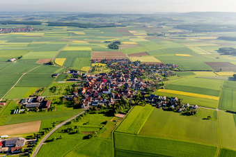Vue aérienne de Du sud à le quartier Ebertshausen in Üchtelhausen dans le département Bavière, Allemagne