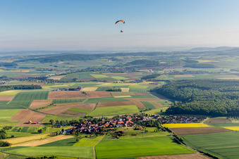 Vue aérienne de Parapente au dessus du village à le quartier Altenmünster in Stadtlauringen dans le département Bavière, Allemagne
