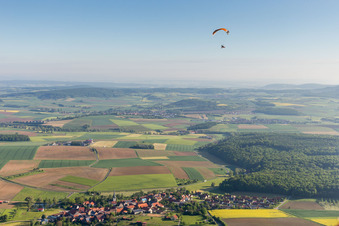 Vue aérienne de Parapente au dessus du village à le quartier Altenmünster in Stadtlauringen dans le département Bavière, Allemagne