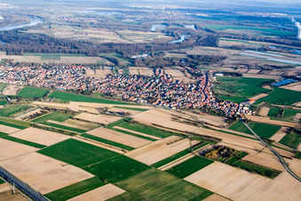 Vue aérienne de Vue sur le village à le quartier Heiligenstein in Römerberg dans le département Rhénanie-Palatinat, Allemagne