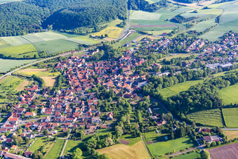 Vue aérienne de Quartier Oberlauringen in Stadtlauringen dans le département Bavière, Allemagne