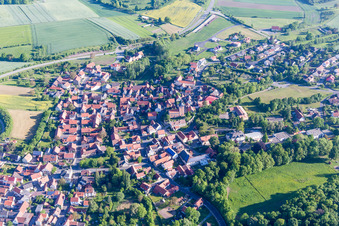 Vue aérienne de Vue des rues et des maisons dans les quartiers résidentiels à le quartier Oberlauringen in Stadtlauringen dans le département Bavière, Allemagne