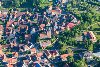 Vue aérienne de Église de la Sainte-Croix à le quartier Oberlauringen in Stadtlauringen dans le département Bavière, Allemagne