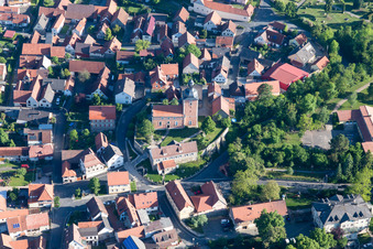 Vue aérienne de Bâtiment d'église au centre du village à le quartier Oberlauringen in Stadtlauringen dans le département Bavière, Allemagne