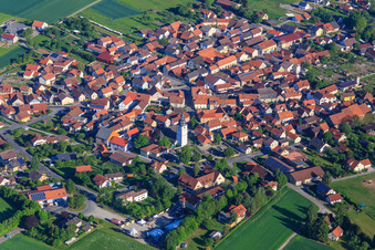 Vue aérienne de Vue du village depuis l'est avec l'église Sainte-Marguerite à Großbardorf dans le département Bavière, Allemagne