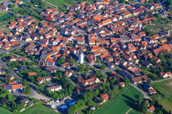 Vue aérienne de Vue du village depuis l'est avec l'église Sainte-Marguerite à Großbardorf dans le département Bavière, Allemagne