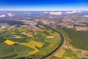 Vue aérienne de Cours du Main entre Mainberg et Bergrheinfeld depuis l'est à Sennfeld dans le département Bavière, Allemagne