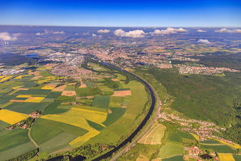 Vue aérienne de Cours du Main entre Mainberg et Bergrheinfeld depuis l'est à Schweinfurt dans le département Bavière, Allemagne
