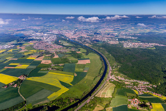 Vue aérienne de Vue de la ville sur les rives du Main entre Sennfeld et Schweinfurt à Schweinfurt dans le département Bavière, Allemagne