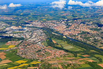 Vue aérienne de Vue de la ville depuis le nord-est devant la zone industrielle Hafen Schweinfurt sur le Main à Schweinfurt dans le département Bavière, Allemagne