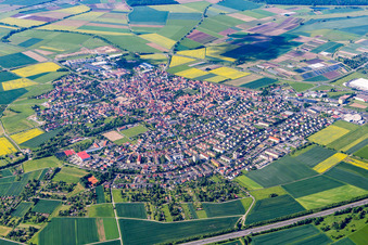 Vue aérienne de Du nord-est à Gochsheim dans le département Bavière, Allemagne