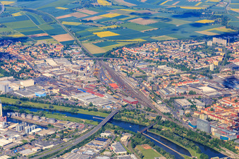 Vue aérienne de Zone de la gare en face du Main depuis l'est avec Schaeffler Aerospace Germany GmbH & Co. KG à Schweinfurt dans le département Bavière, Allemagne