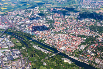 Vue aérienne de Vue sur la ville sur les rives du Main à Schweinfurt dans le département Bavière, Allemagne