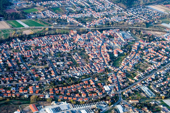 Vue aérienne de Vue des rues et des maisons dans les quartiers résidentiels à Dudenhofen dans le département Rhénanie-Palatinat, Allemagne