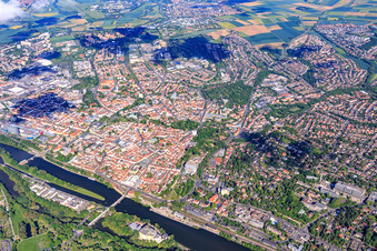 Vue aérienne de Vue d'ensemble de la ville depuis l'est avec la vieille ville sur le Main à Schweinfurt dans le département Bavière, Allemagne
