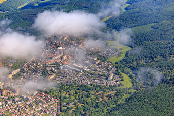 Vue aérienne de Vue de la ville depuis le sud sous les nuages à le quartier Deutschhof in Schweinfurt dans le département Bavière, Allemagne