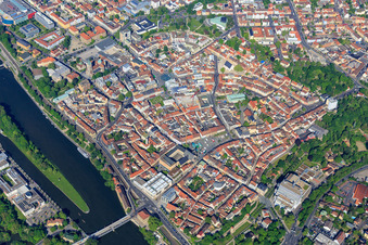 Vue aérienne de Vieille ville avec marché à Schweinfurt dans le département Bavière, Allemagne