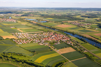 Vue aérienne de Les rives du Main à le quartier Untertheres in Theres dans le département Bavière, Allemagne